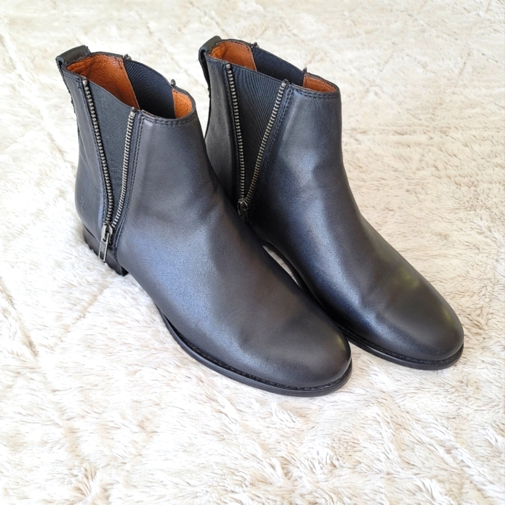 Frye Carly Zip Chelsea Boots. Women's 8.5. Black